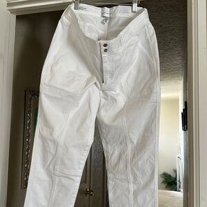 White House Black Market Pret-A-Pedi pants in white! New with tags!